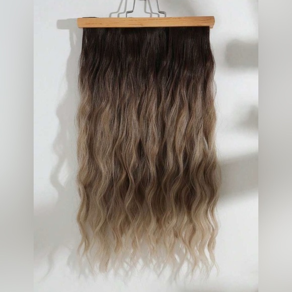 22 In Ashy  Medium Blonde   Balayage Clip in hair Extensions - Picture 3 of 8